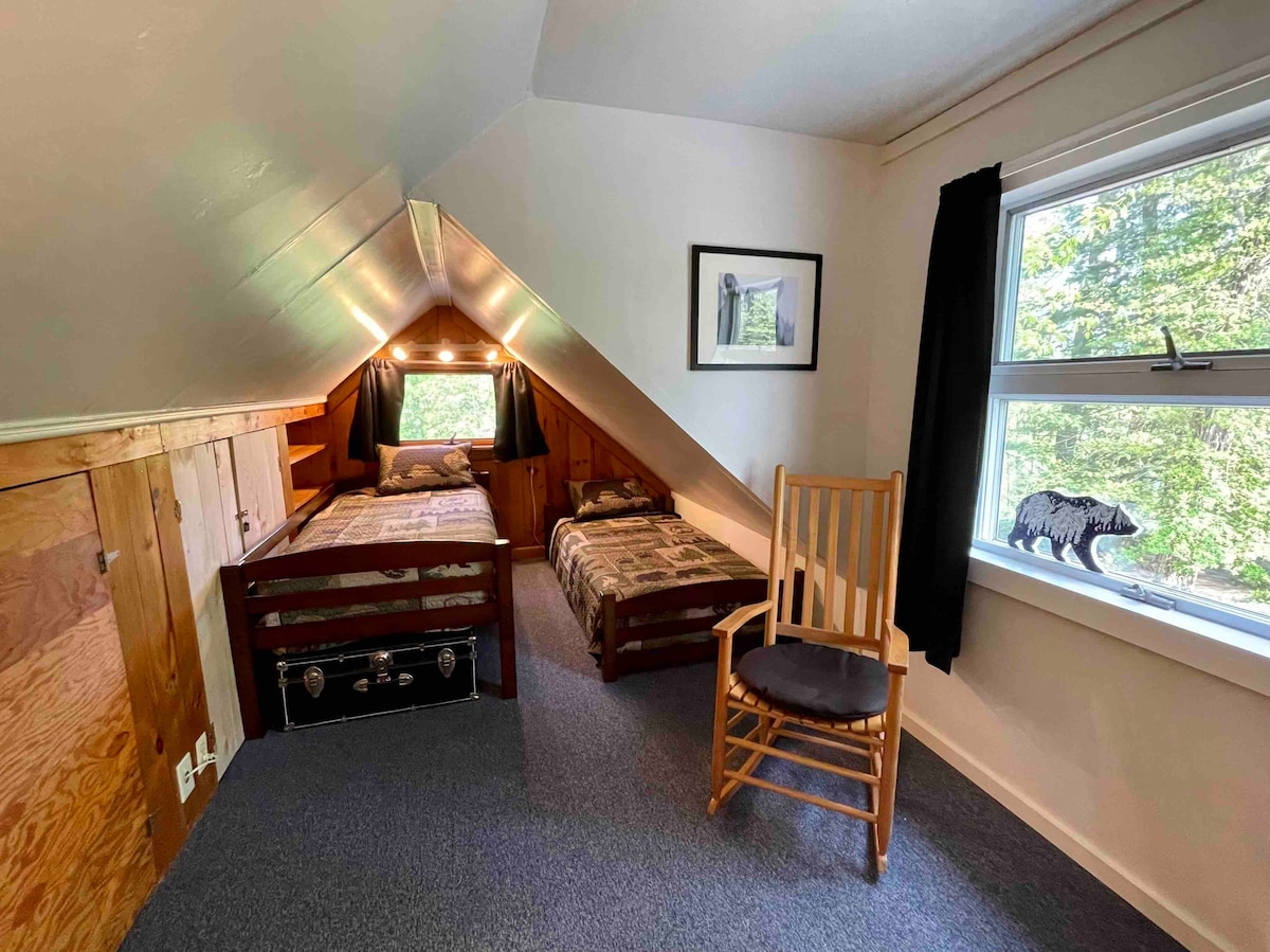 Стая „Беър Ден Бънк “, джобна врата, достъпна за уединение.
