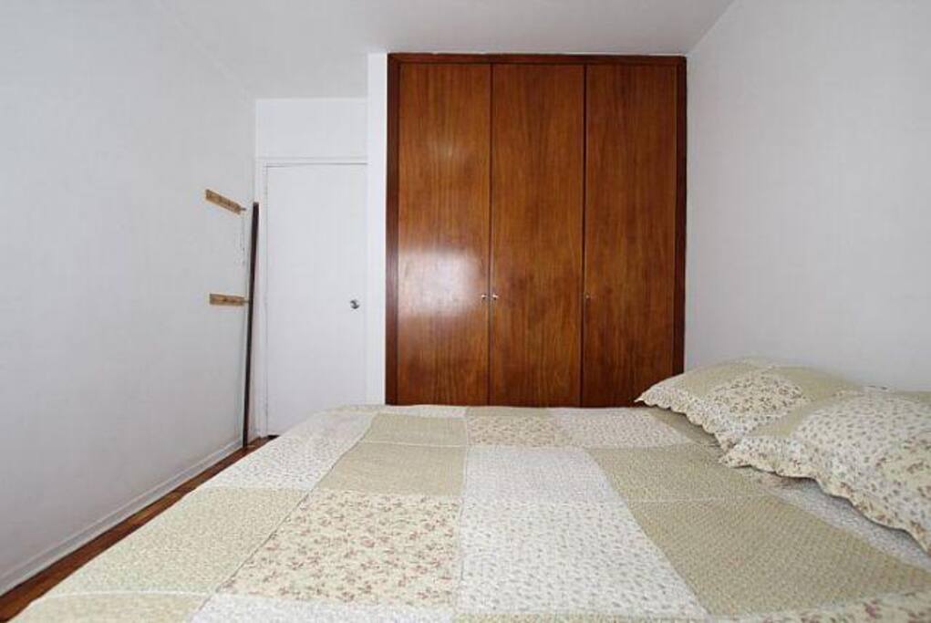 QUARTO COM ARMÁRIO