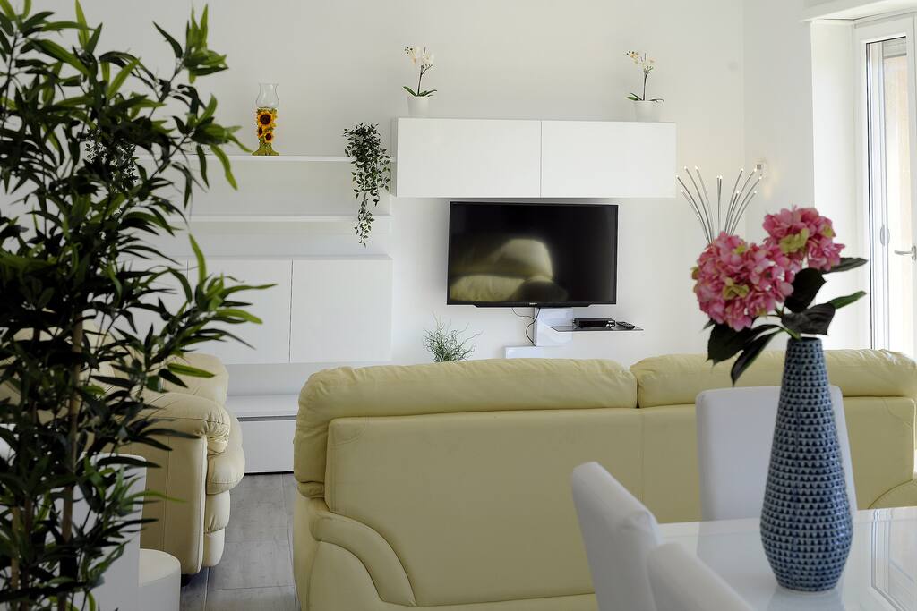 ampio salone con serramneti elettrici