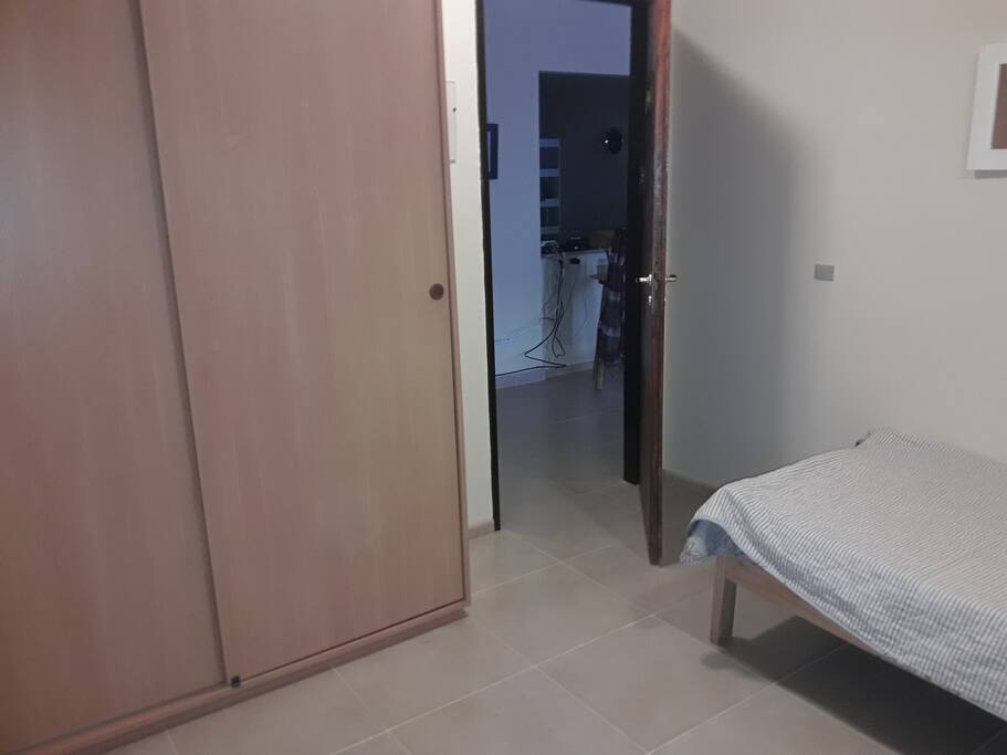 Cuarto independiente con luz natural.Muy cómodo.Baño y cocina a compartir.wifi.Salon para recibir invitados