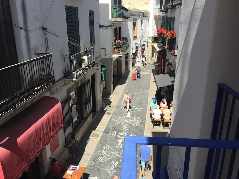 VISTAS DESDE EL BALCON A LA CALLE