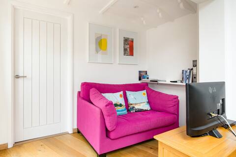 Popular Airbnb listing: Cosy Studio Cottage near Cornish Beach in Perranzabuloe