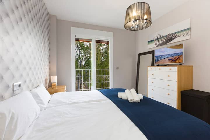 חדר שינה גדול עם חדר רחצה צמוד, מיטה זוגית יכולה להיות שתי מיטות נפרדות, פוארטו באנוס 4 חדרי שינה 4 חדרי רחצה עם בריכת שחייה 150 מטר מחוף הים, מרבייה קוסטה דל סול ספרד