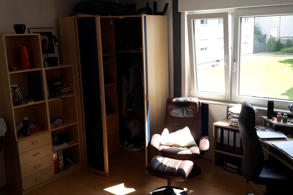 Kleiderschrank, Regale, Sessel