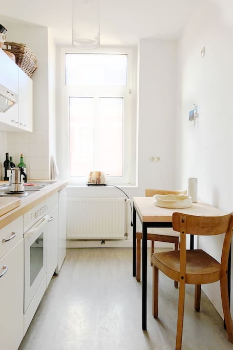 Küche mit Herd, Ofen und Toaster