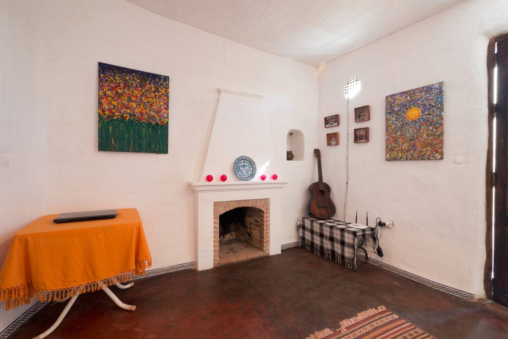 Salón y pinturas, hay cuadros que pinto yo, están a la venta