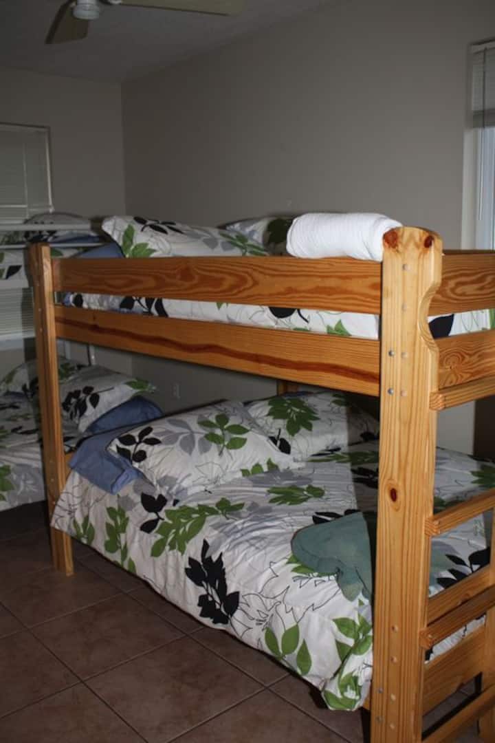 ชั้น 2 ห้องสองชั้นเตียงสองชั้น 2 เตียงคู่เหนือเตียงคู่ห้องนอนที่ 4