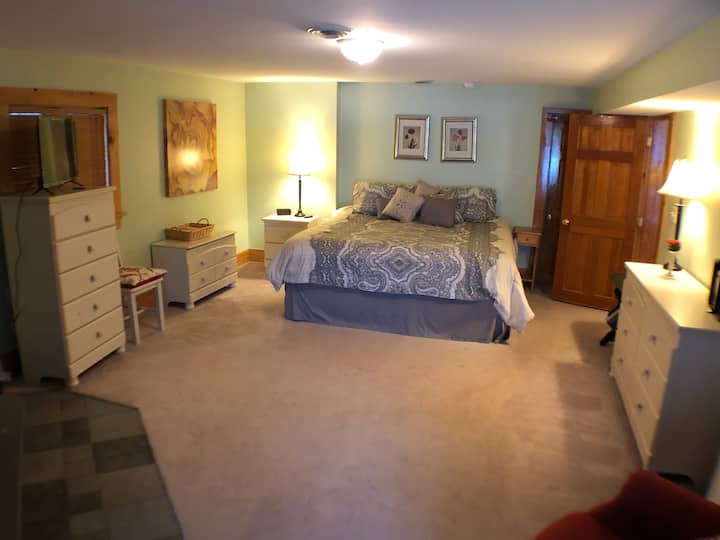 Dormitorio principal con cama tamaño king