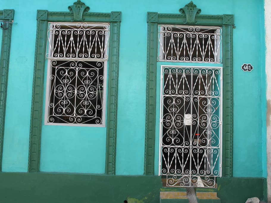 Nuestra casa esta hubicada en San Bacilio o Bartolome Maso # 461 entre Reloj y Calbario en el centro de Santiago de Cuba, la mayoria de los lugares recreativos quedan serca de la casa que incluso pueden visitarlos caminando. La casa tiene una estructura colonial del 1930 con puntales altos, es muy fresca, tranquila y acogedora.