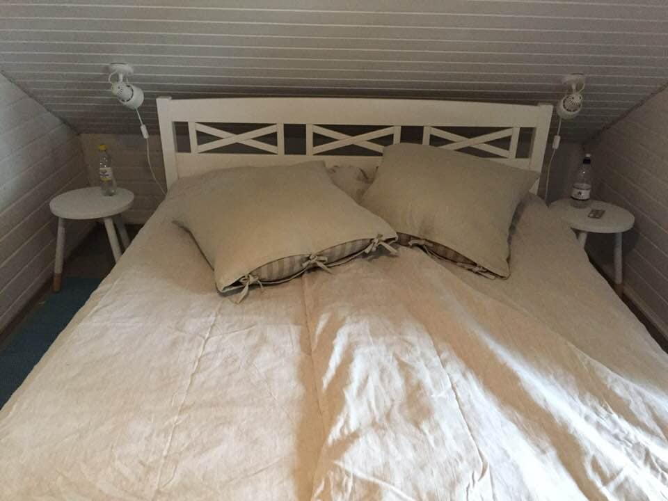 חדר שינה 2 למעלה; מיטה זוגית, שידת מגירות, דלת למרפסת