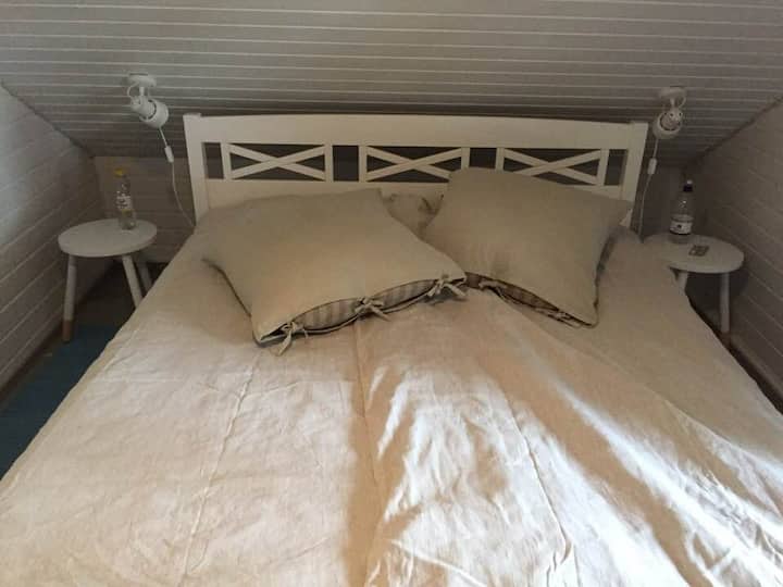 غرفة النوم الثانية في الطابق العلوي ؛ سرير مزدوج ، صندوق أدراج ، باب الشرفة