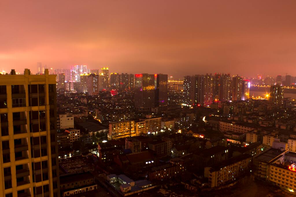 公寓窗外夜景
