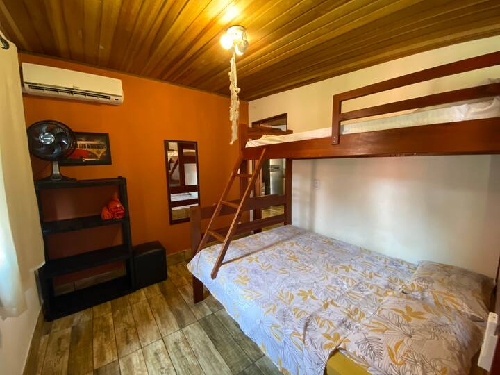 1° Quarto com beliche de casal e cama de solteiro em cima, feita de madeira maciça, com Ar Condicionado Split 9000 btus, espelho e prateleiras para colocar as roupas. 