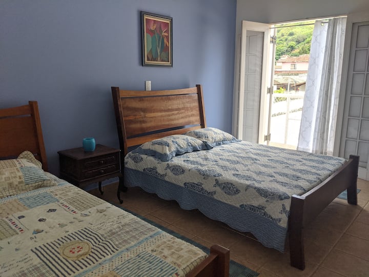 Suite 4: 1 tweepersoonsbed en 1 eenpersoonsbed. Het eenpersoonsbed kan worden vervangen door een kinderbedje. 