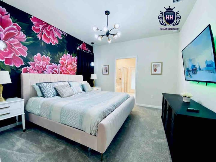 La chambre 1 est située au niveau principal. Cette magnifique suite King Master dispose de poneys personnalisés avec tables doubles, commode et télévision connectée de50pouces avec salle de bain attenante 