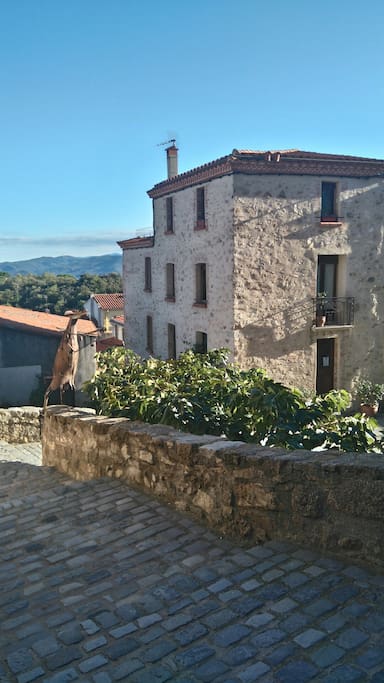Maison d'hôtes Au Chèvrefeuille, 1 place de l'Horloge, Montalba le Château