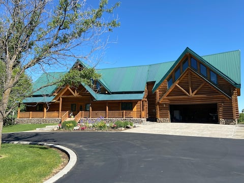 Hidden Estates Cabin—river front living