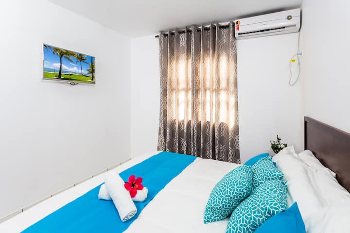 חדר 1
יש שתי מיטות יחיד שמתחברות בצורה מושלמת ויכולות ליצור  מיטה זוגית  במידת הצורך.
