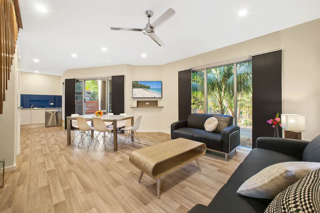 Open plan living & dinning