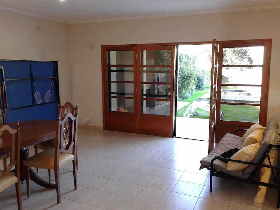 Amplia sala de estar, con mesa de ping pong incluída