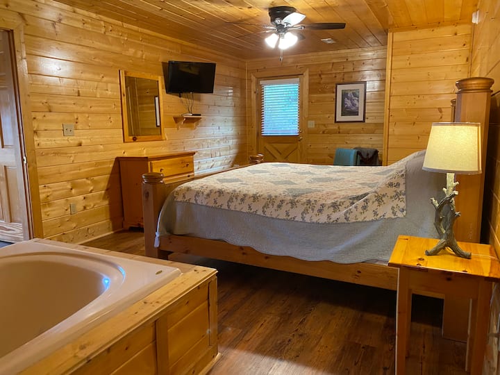 El dormitorio del nivel inferior tiene una cama tamaño king, bañera de hidromasaje, ventilador de techo, puerta a la cubierta inferior y baño privado con bañera/ducha combinados.