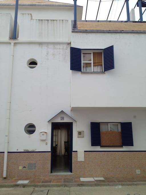 Frontal de la casa con aparcamiento