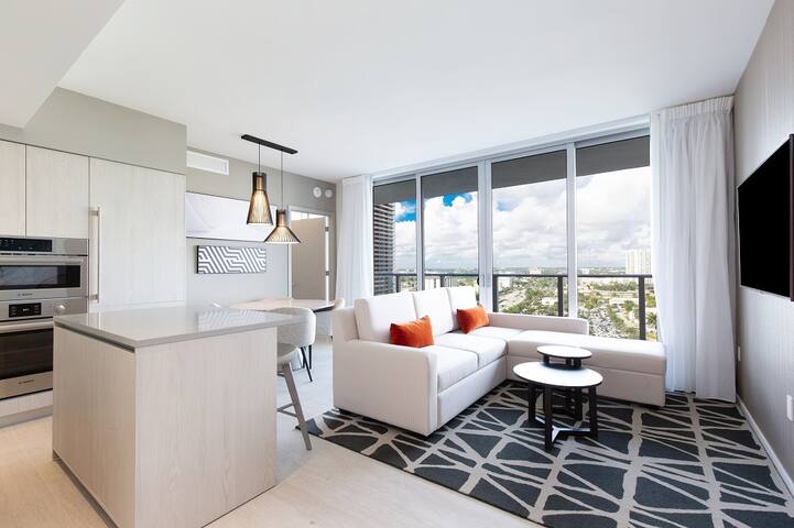 Gorgeous Bay+City View 3 Bedroom /2 Bath Condo! gallery image 2