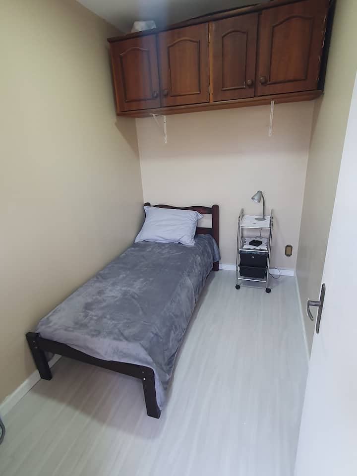 غرفة نوم مفردة مريحة وأرضية رقيقة مع بطانية مدفأة 