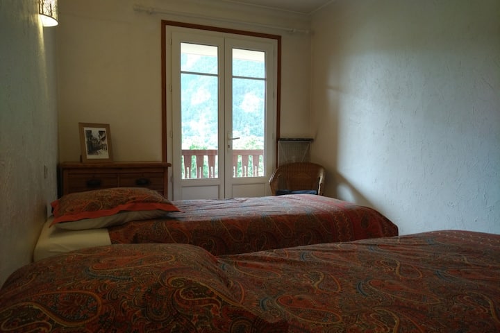 Bedroom with 2 single beds