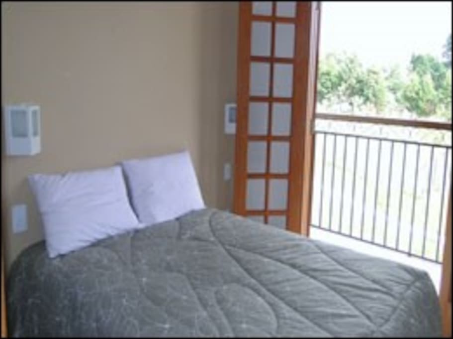 Quarto de casal com suíte + varanda com vista para a serra do Trovão