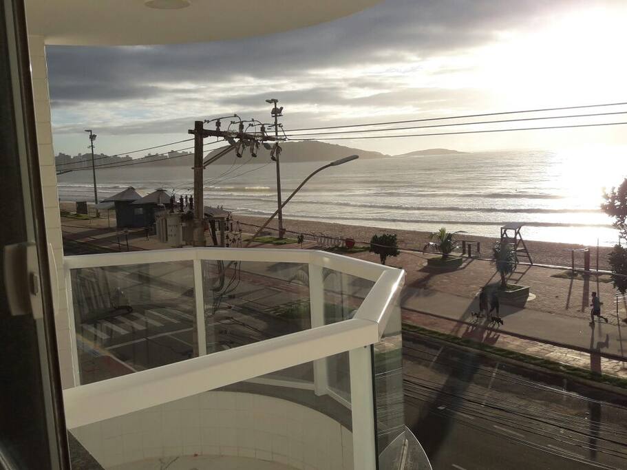 Varanda vista de dentro do quarto.
