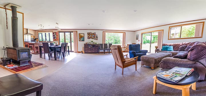 صالة مفتوحة كبيرة/طعام/مطبخ.