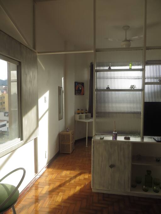 Ambiente amplamente arejado e iluminado.