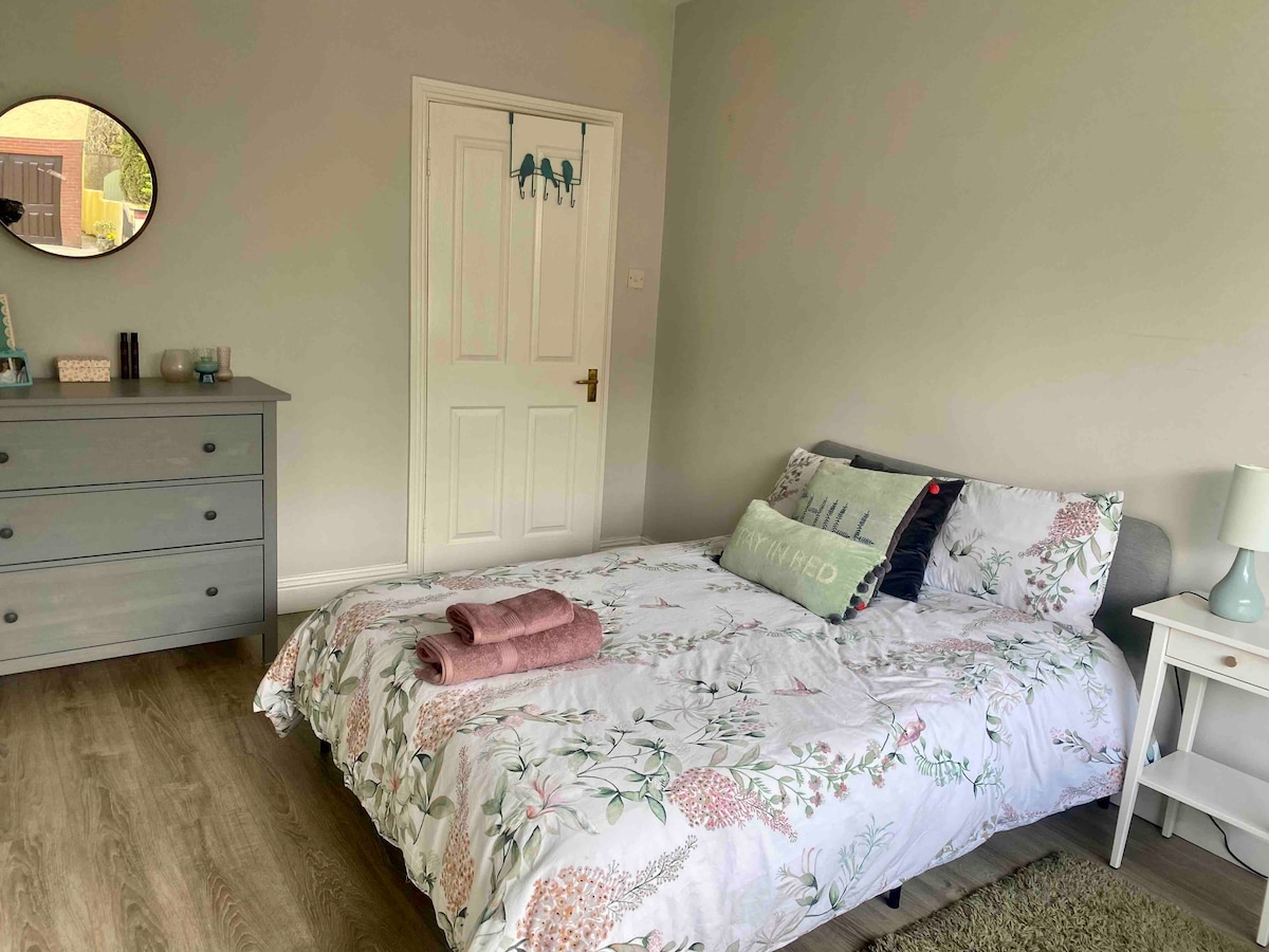 חדר שינה תחתון - מיטה זוגית