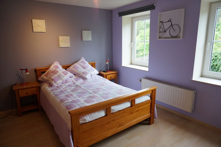 Bed 140 X 200 + duvet + 4 cushions