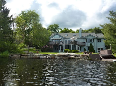 Luxury 5-BR Lakefront Home with Hot Tub