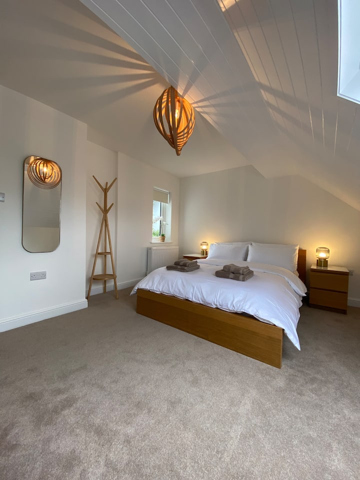 Chumba cha 4 cha kulala: ghorofa ya kwanza. Kitanda cha watu wawili. Luxury sateen bedlinen, uchaguzi wa manyoya na mito ya sinteli na kipofu mwenye giza ili kuhakikisha usingizi mzuri wa usiku! Samani za kujumuisha meza za kando ya kitanda, kifua cha droo, rafu ya kuning 'inia na kioo cha urefu kamili.