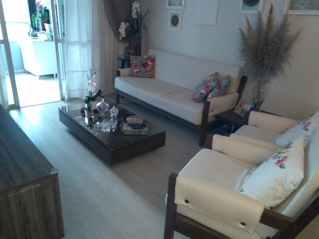 Quarto confortável em lindo apto próximo da praia