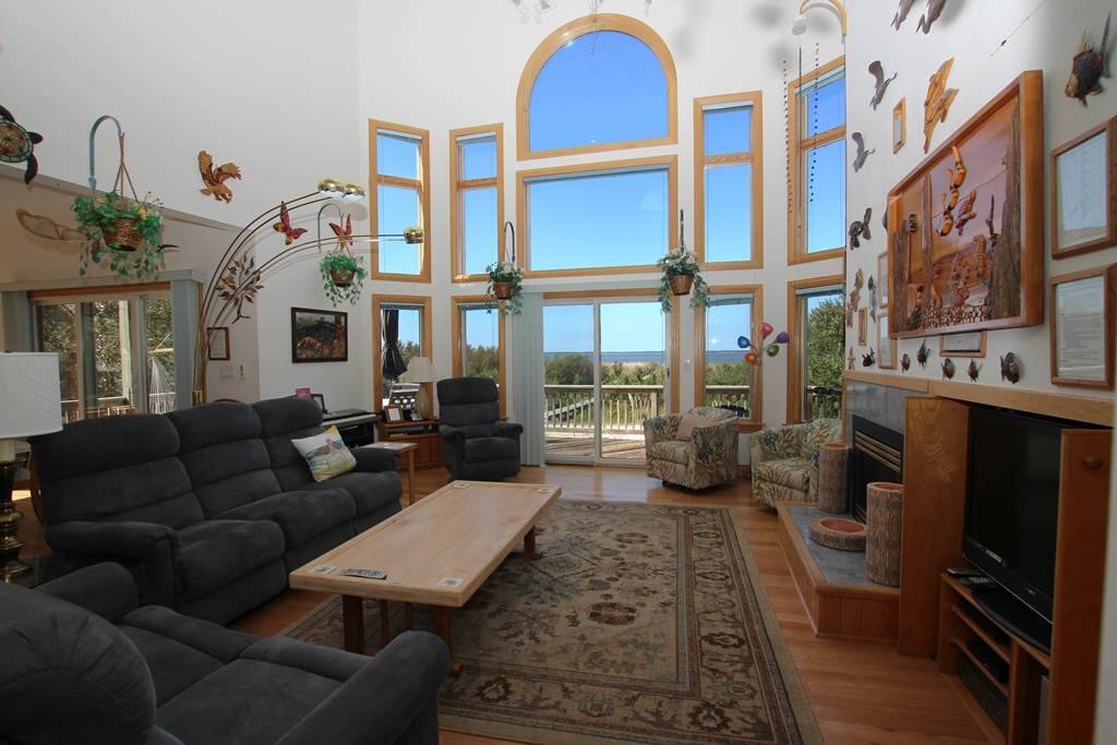 Couch,Furniture,Indoors,Room,Reception Room