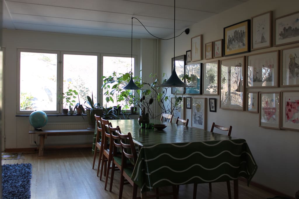 Vardagsrum med matbord plats för minst tio personer.