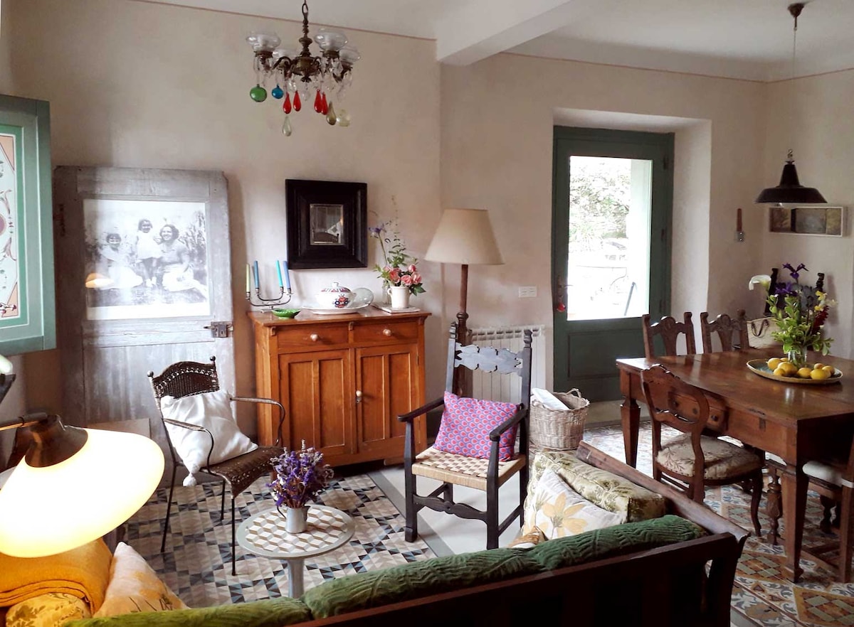 Anuncio de Airbnb popular: Arts and Landscape in Asturias: PACA cottage en Gijón / Xixón