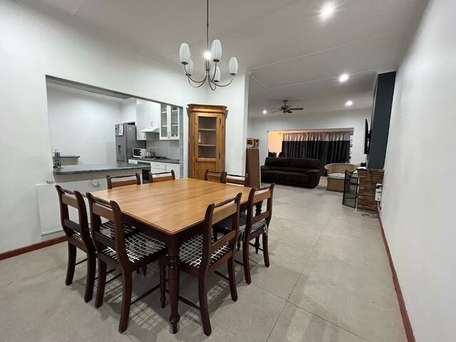 Cheerful 3-bedroom house wih a pool. gallery image 5