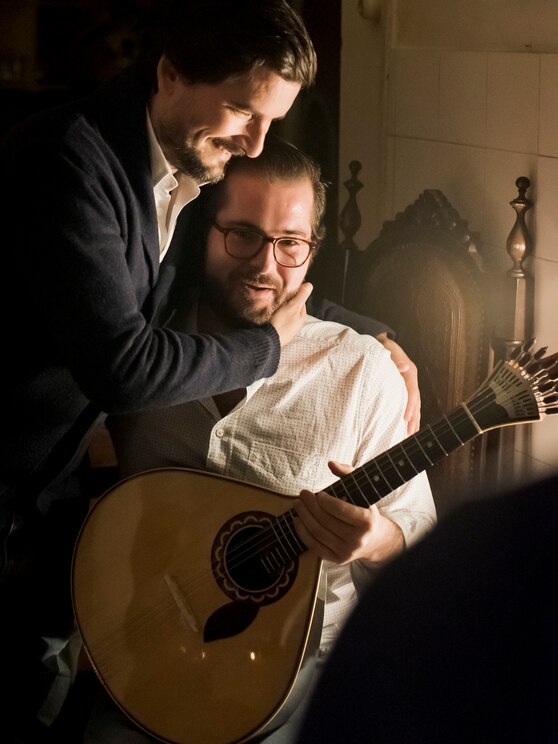 Show full-screen, host-provided image