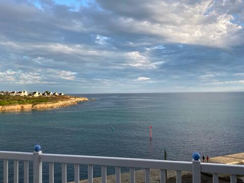 Apartment facing the sea with heated pool.