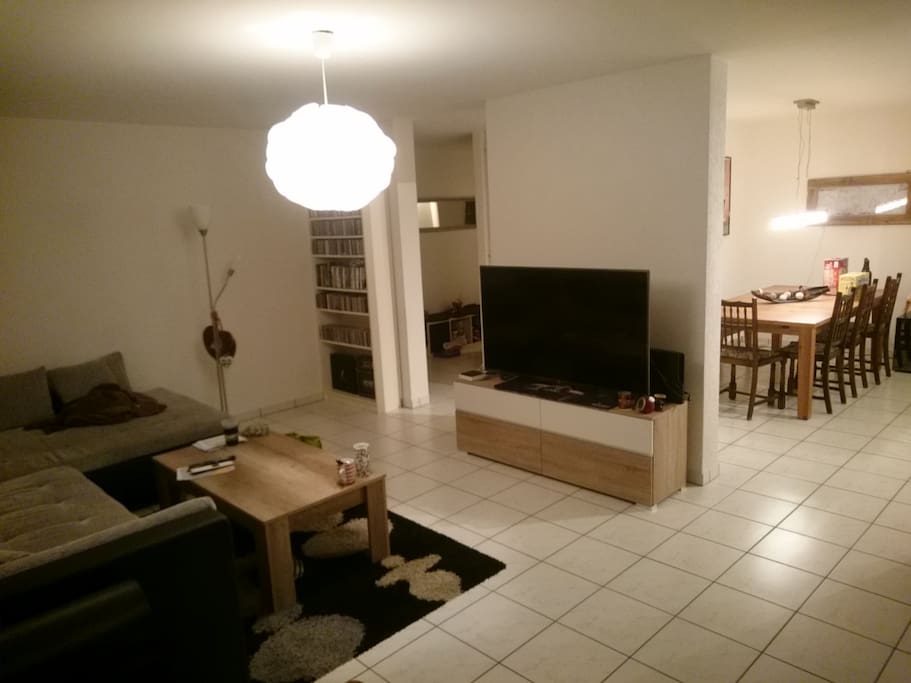 Geräumiges Wohnzimmer mit Durchgang zur Essecke/Küche