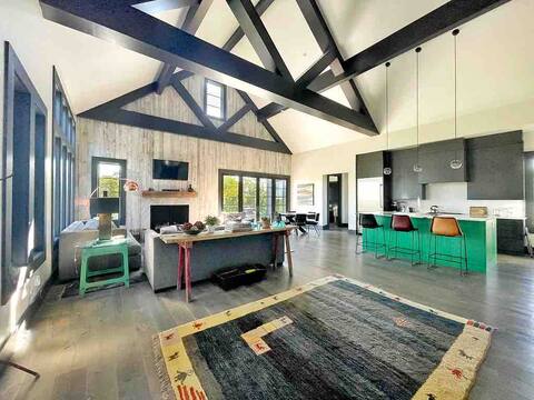 Modern Farmhouse/20 acres/9 miles from Horse Park