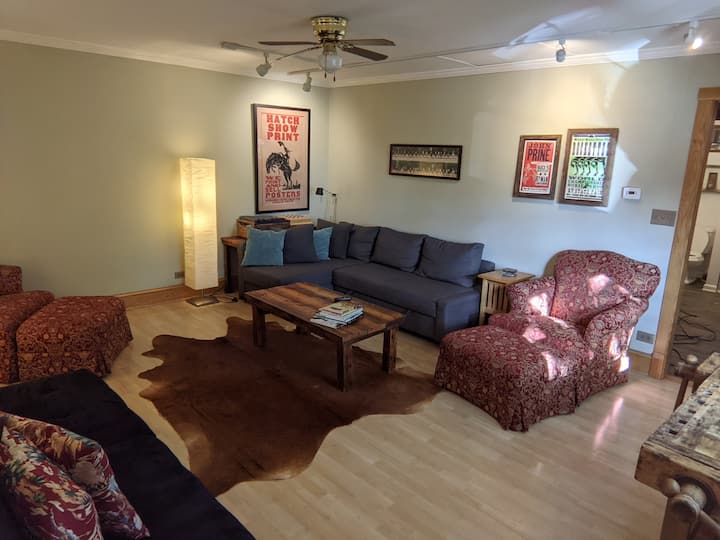 See diivan muutub mugavaks kaheinimesevoodiks, mille sees on lihav madrats ja voodilinad.