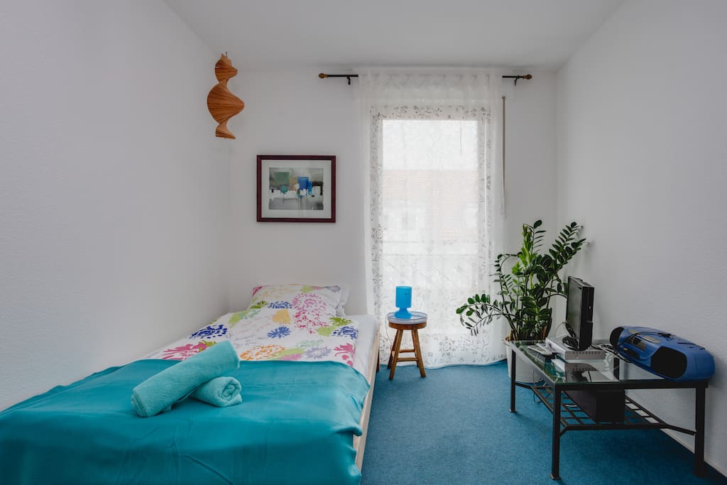 Ein schönes, modernes Zimmer in ruhiger Siedlung. Das Bett ist 1,20 m breit.