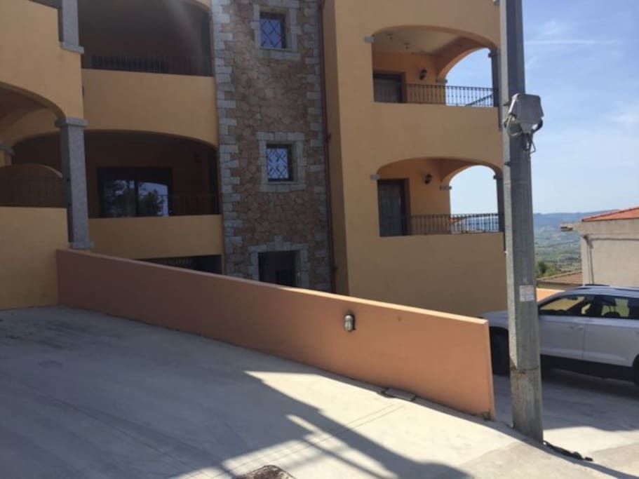 palazzina recente con finiture di pregio