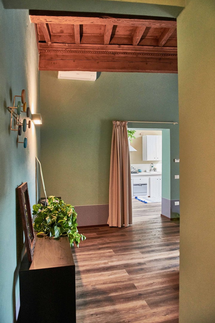 Výhľad na obývaciu izbu a kuchyňu z chodby